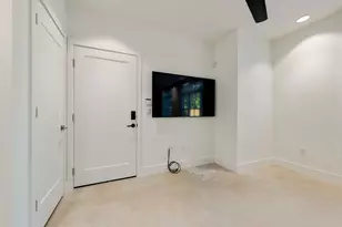 408 W 38 1/2 St, Austin, TX 78705 - Photo 16