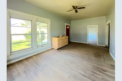 302 E Crockett Street, Luling, TX 78648 - Photo 6