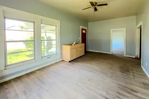 302 E Crockett St, Luling, TX 78648 - Photo 6