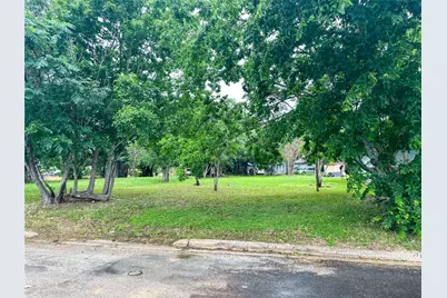 608 Lamar Street, Luling, TX 78648 - Photo 2