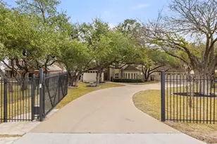 36 Cottondale Rd, The Hills, TX 78738 - Photo 2