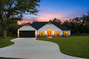 315 Post Oak St, Gonzales, TX 78629 - Photo 1