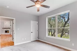 914 W Oak Ridge Dr, Marble Falls, TX 78654 - Photo 4