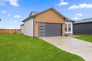 2029 Applewood Dr, Lockhart, TX 78644 - Photo 2