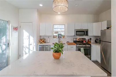 1198 E M Franklin Avenue, Austin, TX 78721 - Photo 12