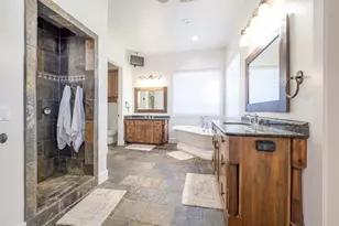 14 Autumn Oaks Dr, The Hills, TX 78738 - Photo 14