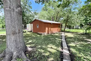820 W Live Oak St, Lockhart, TX 78644 - Photo 28
