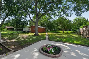 820 W Live Oak St, Lockhart, TX 78644 - Photo 26