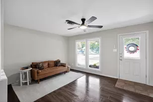 820 W Live Oak St, Lockhart, TX 78644 - Photo 4
