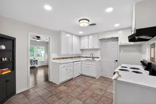 820 W Live Oak St, Lockhart, TX 78644 - Photo 6