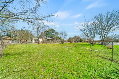 693 S Caldwell Street, Giddings, TX 78942 - Photo 4