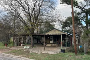 109 W Crockett St, Giddings, TX 78942 - Photo 2