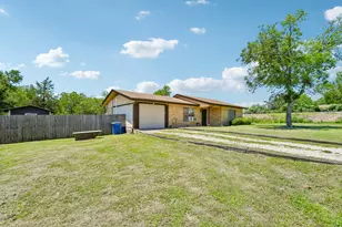 101 Brown St, Elgin, TX 78621 - Photo 4
