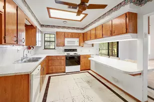 905 Kimbro St, Taylor, TX 76574 - Photo 10