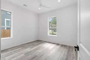 504 Walker St, Smithville, TX 78957 - Photo 12