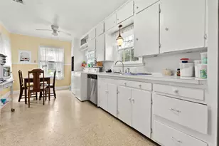 513 N Ave F, Elgin, TX 78621 - Photo 14