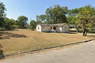 904 E Austin St, Luling, TX 78648 - Photo 1