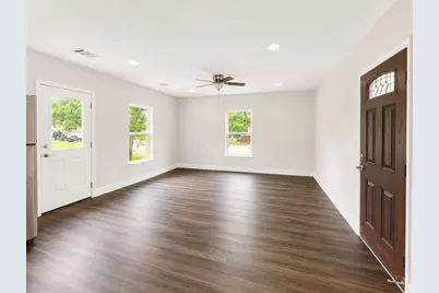 904 E Austin Street, Luling, TX 78648 - Photo 4
