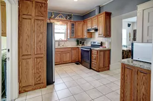 338 W Crockett St, La Grange, TX 78945 - Photo 6