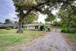 300 Pecan Dr, Austin, TX 78753 - Photo 2