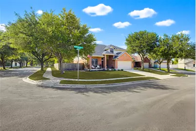 518 Bandera Cir Circle, New Braunfels, TX 78130 - Photo 2