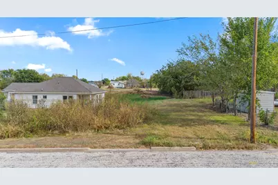 366 N Dallas Street, Giddings, TX 78942 - Photo 2