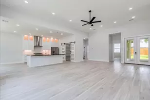 1215 Howard St, Taylor, TX 76574 - Photo 4