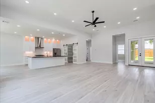 1215 Howard St, Taylor, TX 76574 - Photo 4