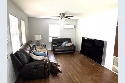 621 S Commerce Street, Lockhart, TX 78644 - Photo 2