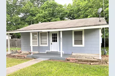 621 S Commerce Street, Lockhart, TX 78644 - Photo 1