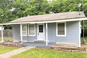 621 S Commerce St, Lockhart, TX 78644 - Photo 1