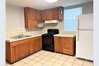 621 S Commerce Street, Lockhart, TX 78644 - Photo 4