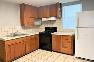 621 S Commerce St, Lockhart, TX 78644 - Photo 4