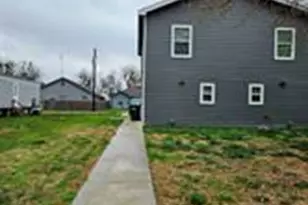 305 Anderson St, Smithville, TX 78957 - Photo 1