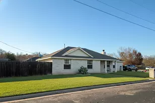 305 Maple Ln, Elgin, TX 78621 - Photo 12