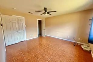 305 Maple Ln, Elgin, TX 78621 - Photo 4