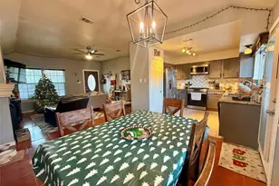 305 Maple Ln, Elgin, TX 78621 - Photo 4