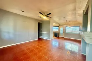305 Maple Ln, Elgin, TX 78621 - Photo 4