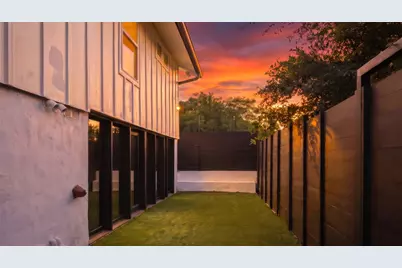 2416 E 10th Street #B, Austin, TX 78702 - Photo 2