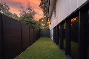 2416 E 10th St, Austin, TX 78702 - Photo 8