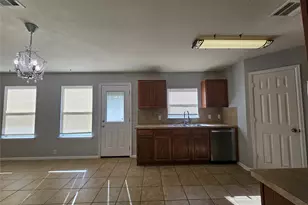 580 Hometown Pkwy, Kyle, TX 78640 - Photo 10