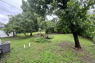 415 N Doak St, Taylor, TX 76574 - Photo 10