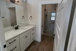 802 S Creek St, Fredericksburg, TX 78624 - Photo 10