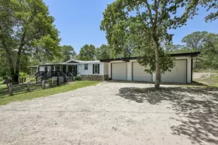 541 Hidden Oaks Dr, Elgin, TX 78621 - Photo 2
