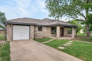 903 Travis St, Lockhart, TX 78644 - Photo 2