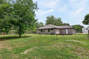 903 Travis St, Lockhart, TX 78644 - Photo 36