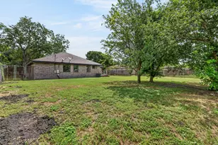 903 Travis St, Lockhart, TX 78644 - Photo 38