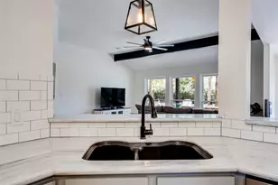 137 W Oak Dr, Cedar Creek, TX 78612 - Photo 14