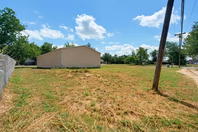 127 E Davilla Avenue, Rockdale, TX 76567 - Photo 10