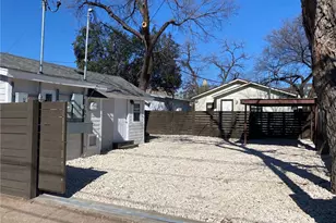 1105 E 3rd St, Austin, TX 78702 - Photo 2